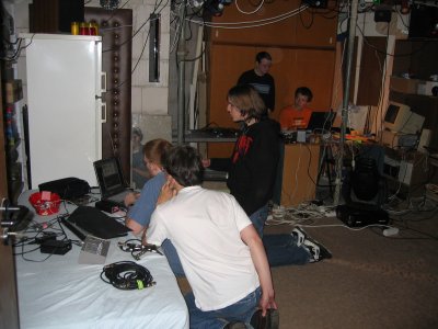 Arbeitsatmosphäre im Partykeller