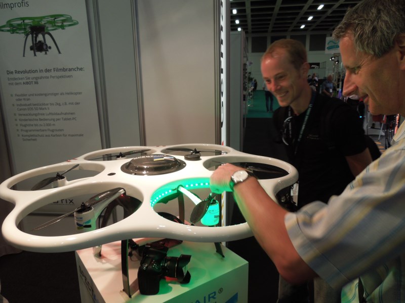 Datei:ShowTech2013 Quadrocopter02.jpg