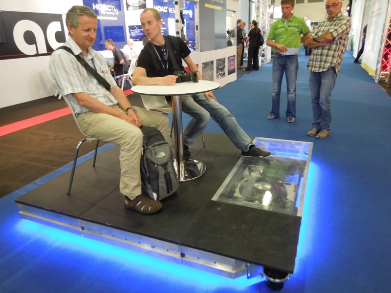 Datei:ShowTech2013 RollenderTransporter.jpg