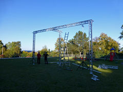 Probeaufbau des am Ende nicht stabil stehenden eckigen Traversenbogens