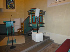 Rechter Teil des Altarraums mit der Kanzel