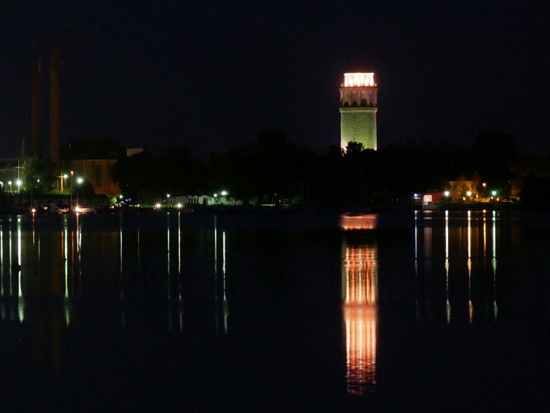 Datei:DMXC-Treffen 2017 Turm Nachtaufnahme 3.jpg
