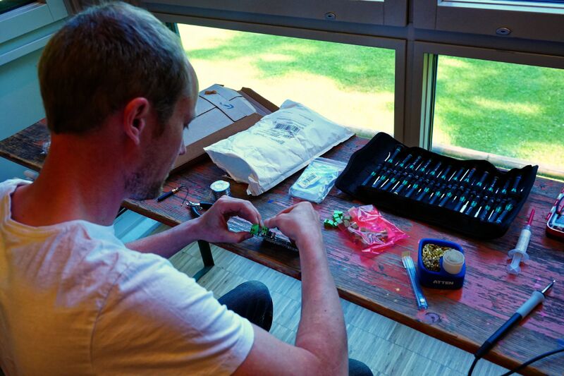 Datei:DMXC-Treffen 2022 Bastelecke.jpg