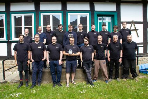 Gruppenfoto vor dem Gemeindehaus