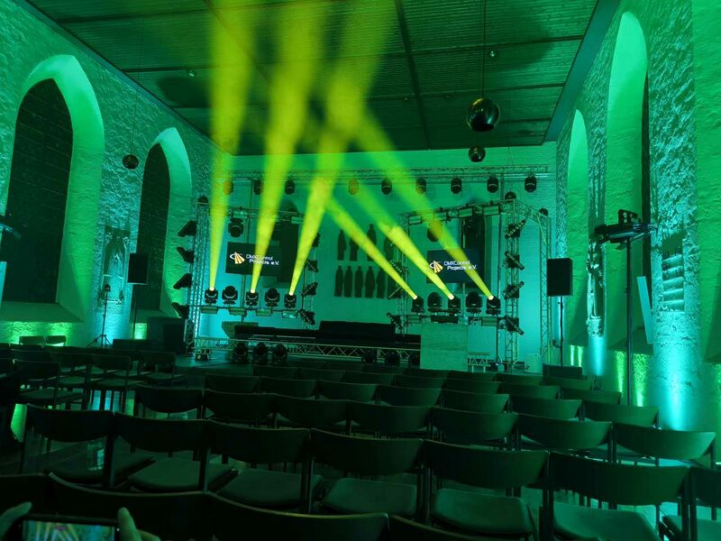 Datei:DMXC-Treffen 2024 Show-Lichtstimmung gruen.jpg