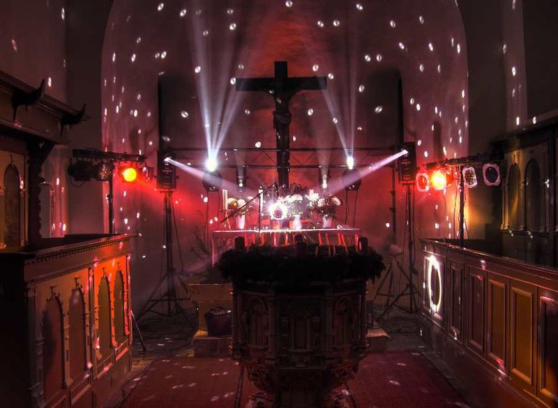 Datei:Kirche Licht.jpg